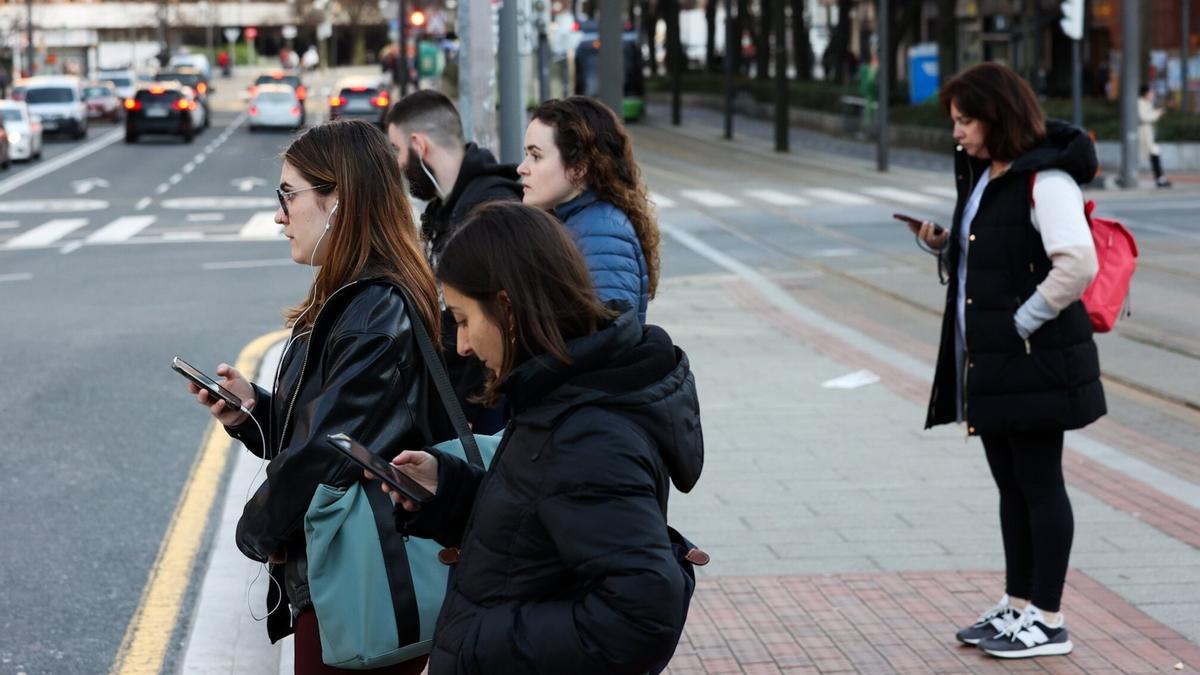 Varios jóvenes, en Bilbao.