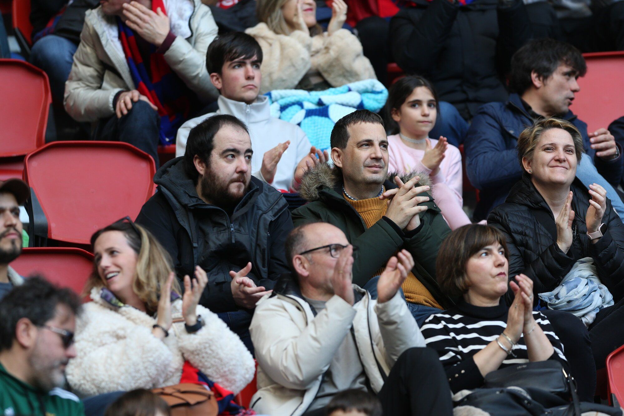 Sol y calor en la grada de El Sadar. ¡Búscate en nuestra galería!