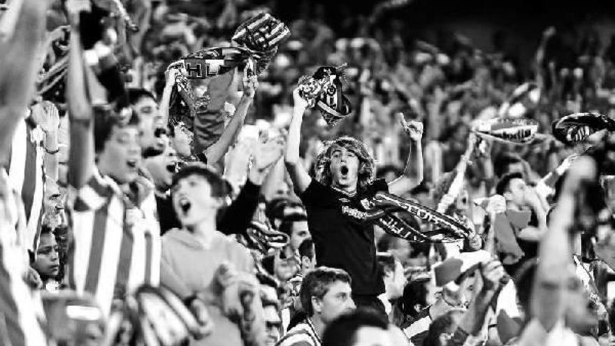 El público de San Mamés celebra con entusiasmo la goleada del Athletic al Barcelona.