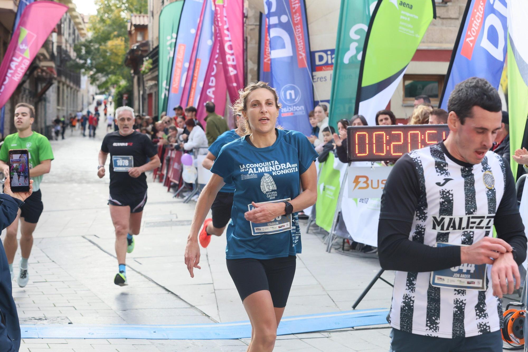 En imágenes: Miles de personas participan en La Conquista de la Almendra