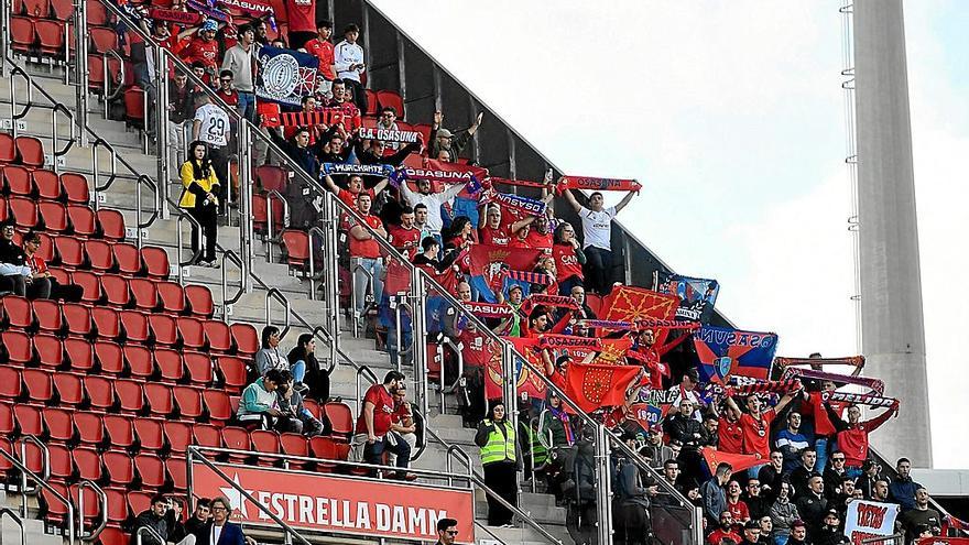 Herrera recoge las camisetas para repartilas a la afición