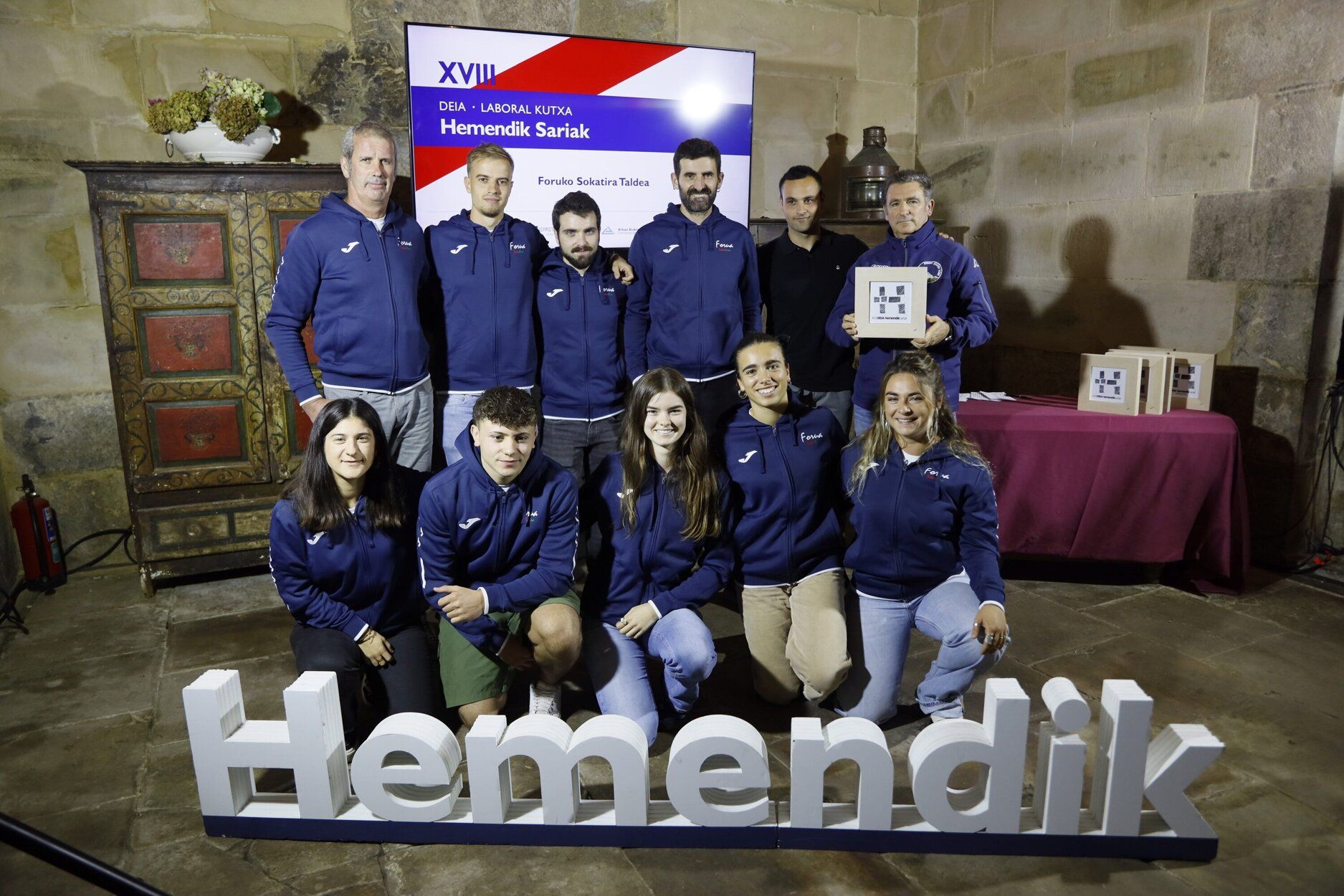 El alcalde de Forua, Mikel Magunazelaia, fue el encargado de entragar el premio a varios miembros del Foruko Sokatira Taldea, que siguen tirando con fuerza.