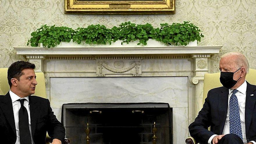 Bidenek Zelenskiri ziurtatu dio errusiar inbasio bat erantzuna izango duela