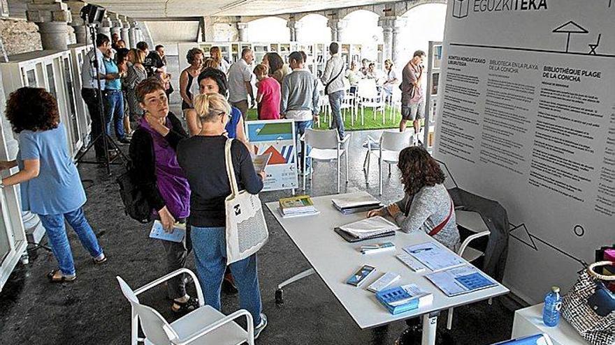 La prensa escrita, reina en la biblioteca de verano de La Concha