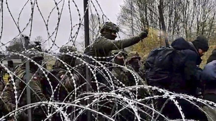 Militares vigilan la frontera entre Polonia y Bielorrusia