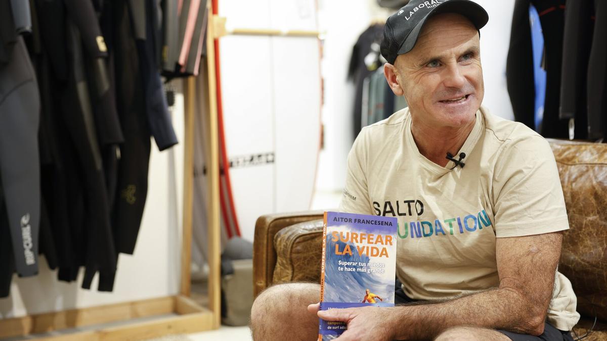 Aitor Francesena surflaria, idatzi duen azken liburuarekin