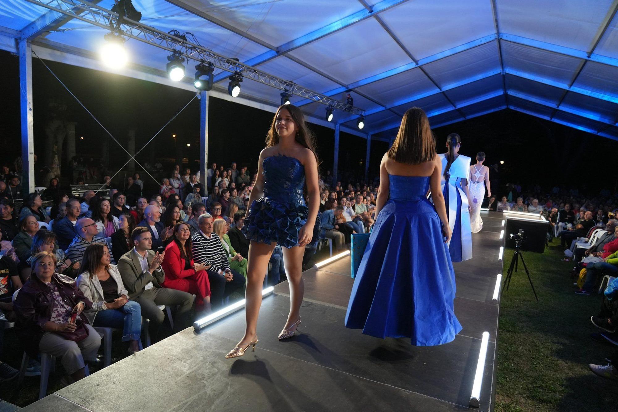 En imágenes: así ha sido el desfile de Vestidos de Papel de Güeñes