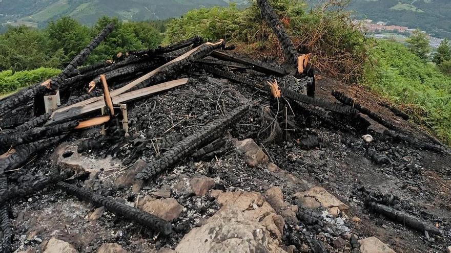 Investigan el fuego que  ha destruido la torre del Ilso