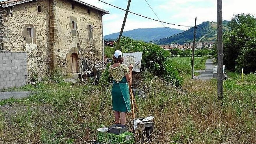 Antje Schiffers pinta el caserío Isusi de Sodupe, una de las tres localizaciones de Enkarterri que visita estos días.