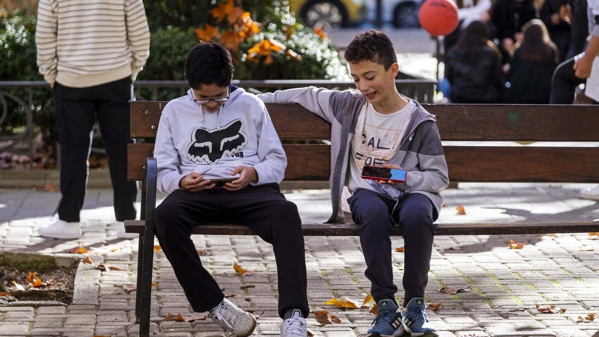 Adolescentes con teléfonos móvil