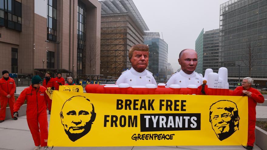 Activistas despliegan muñecos hinchables de Trump y Putin para pedir a la UE no cambiar el gas ruso por el de EEUU