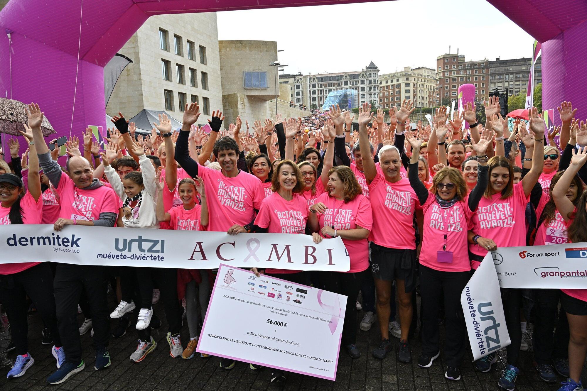 En imágenes: los paraguas tiñen la marea rosa de Bilbao