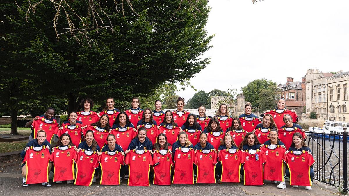 La selección femenina de rugby posa antes del debut en el Campeonato del Mundo de Inglaterra