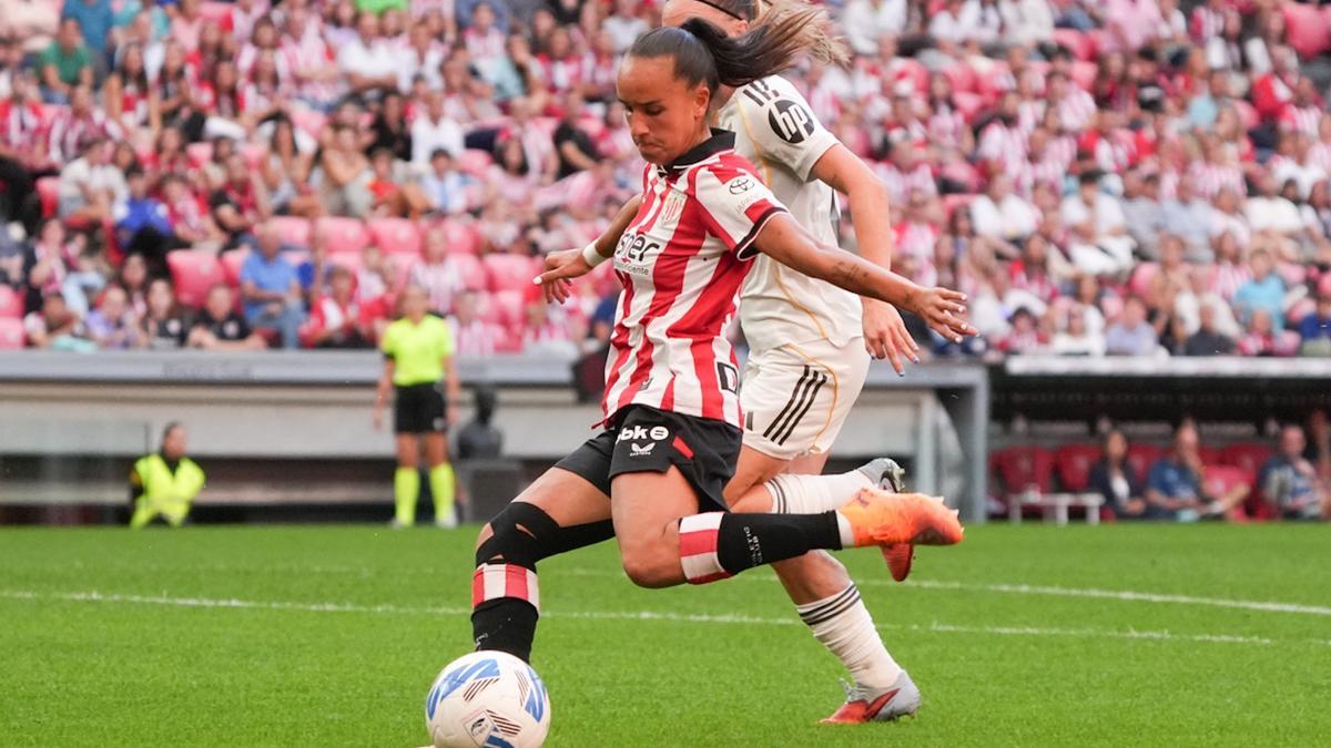 Nerea Nevado ejecuta un golpeo a la portería del Real Madrid.