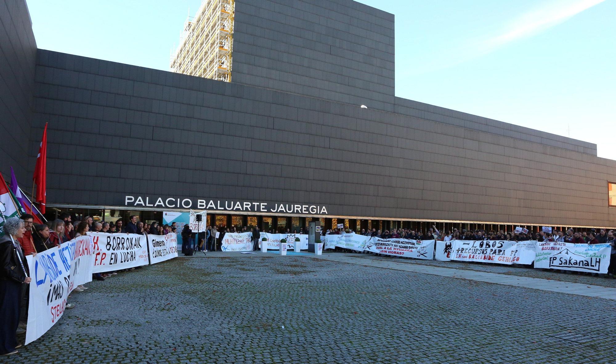 FOTOS | Momentos de tensión en la concentración de docentes de FP ante el Foro del Baluarte