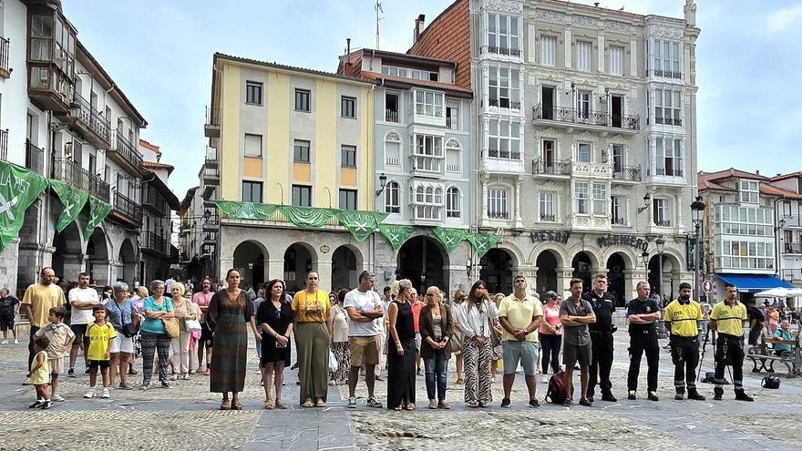 Minuto de silencio en Castro Urdiales por el menor vizcaino fallecido tras caer en una zona rocosa en Cotolino