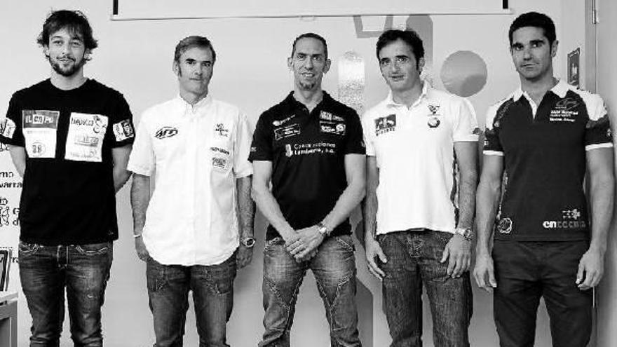 De izquierda a derecha, los pilotos navarros Prieto, Peru, Lamberto, Samper y Purroy, ayer en la presentación de la prueba.