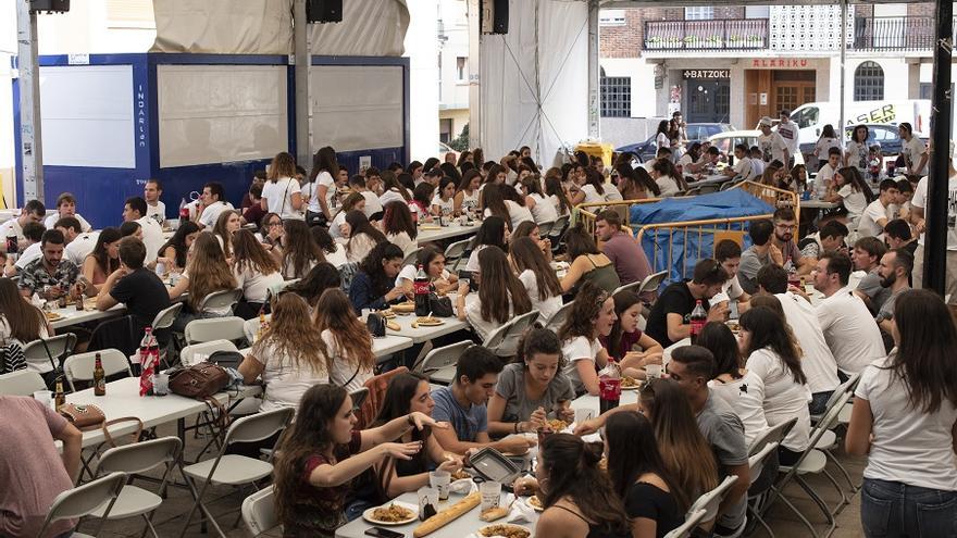 Una comida de jóvenes Una comida de jóvenes