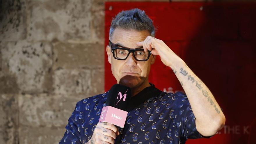 Robbie Williams sorprende en Sevilla cantando con un músico callejero