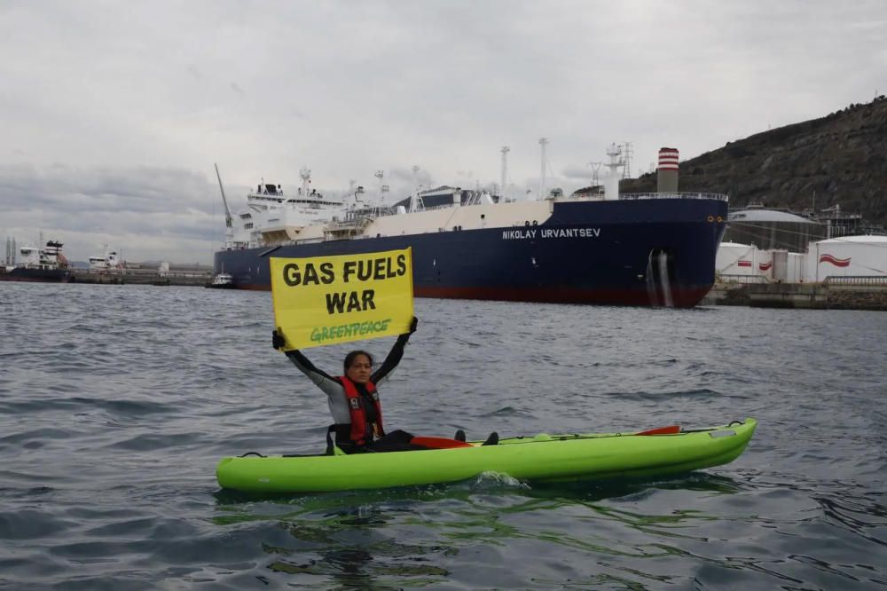 Protesta de Greenpeace por la llegada de un buque gasero ruso a Bilbao