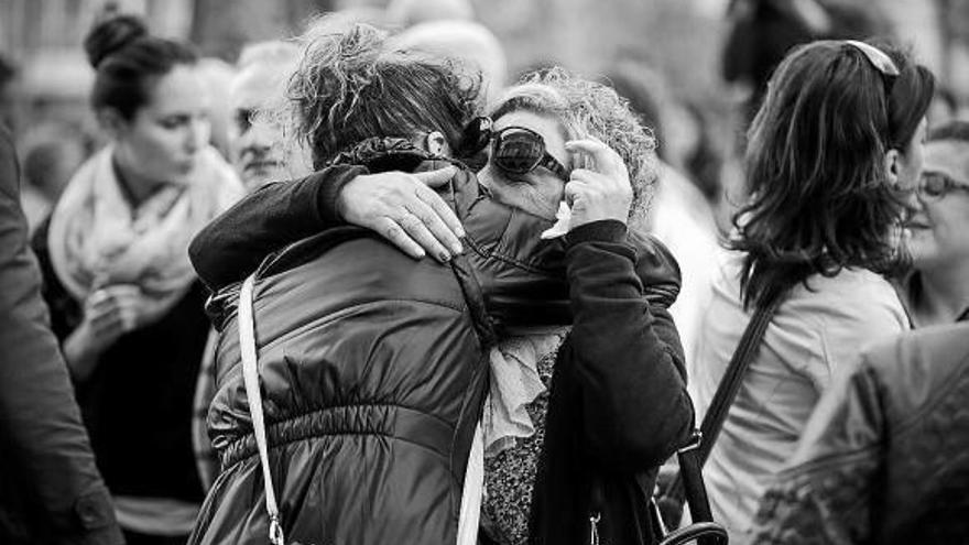 Dos amigas de la mujer asesinada se abrazan durante la concentración ante el ayuntamiento de Verín.