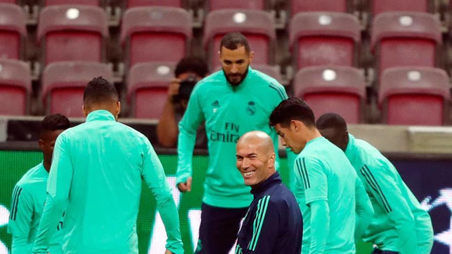 Zidane entrenando ayer en el Ali Sami Yen de Estambul.Foto: Afp