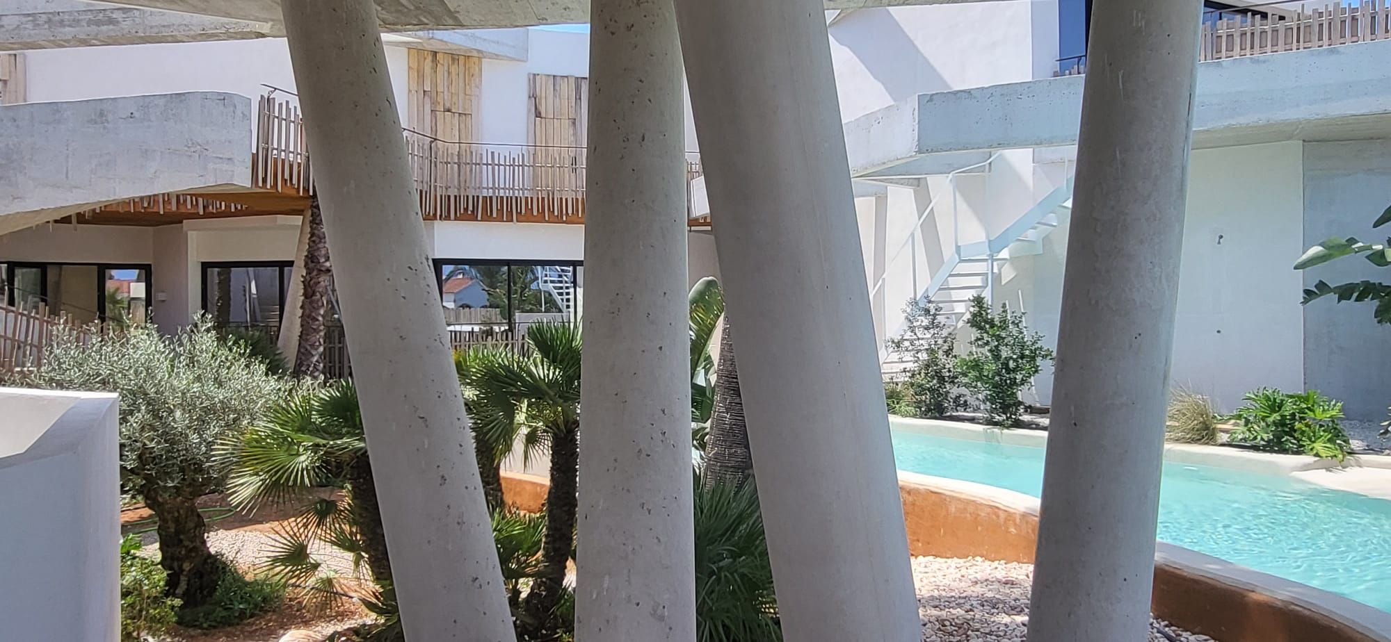 Lo rompedora piscina Mediterranean Sea, diseñada por una constructora donostiarra, para un hotel en Menorca