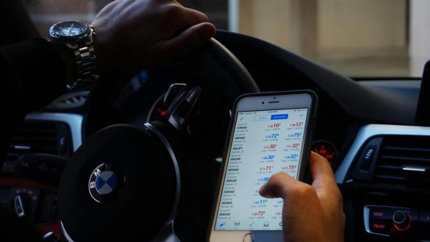 Nunca uses el móvil si estás parado en un semáforo: la DGT habla claro