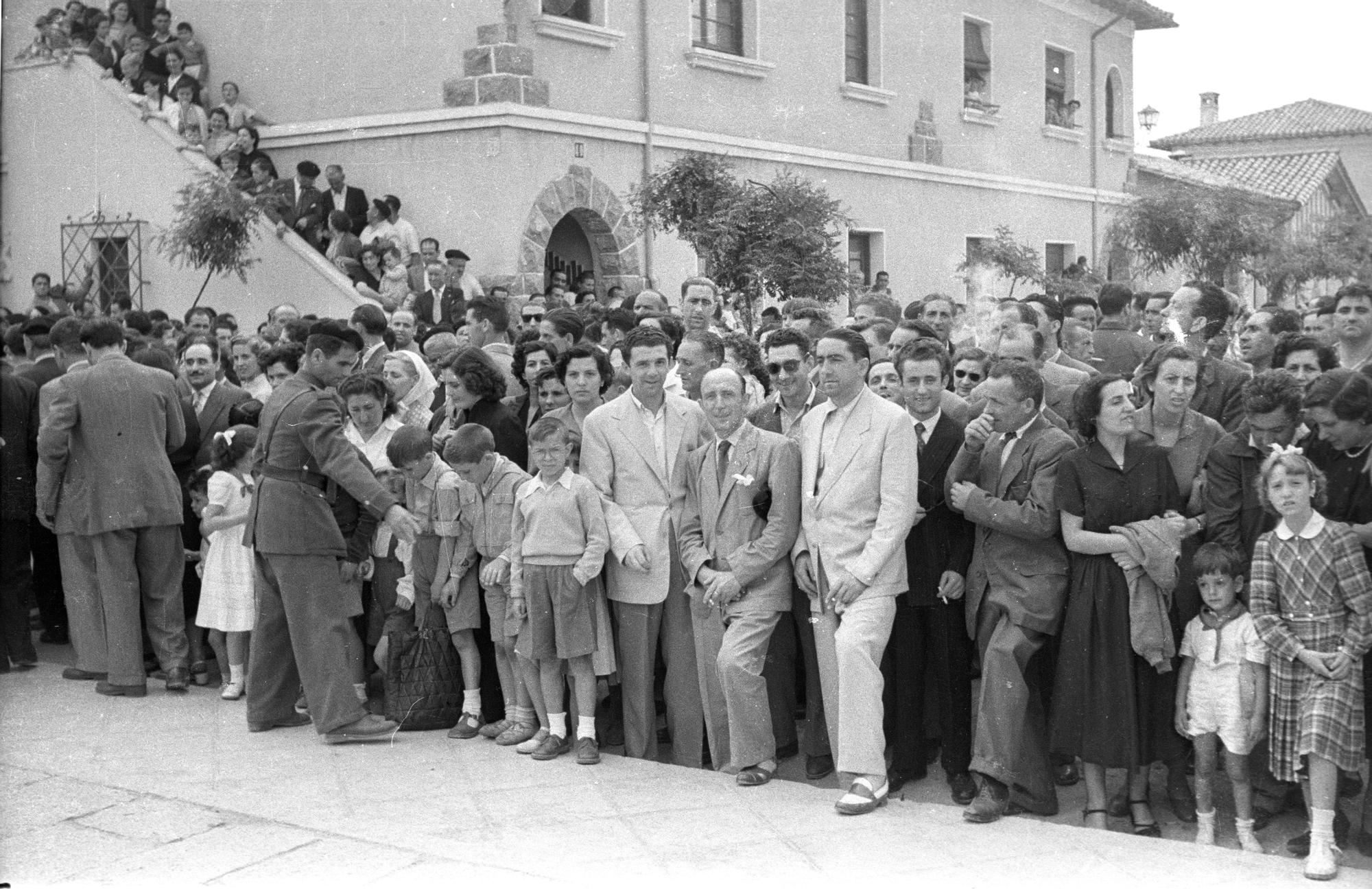 Entrega de llaves de una de las primeras fases de la Txantrea, el 19 de julio de 1954.