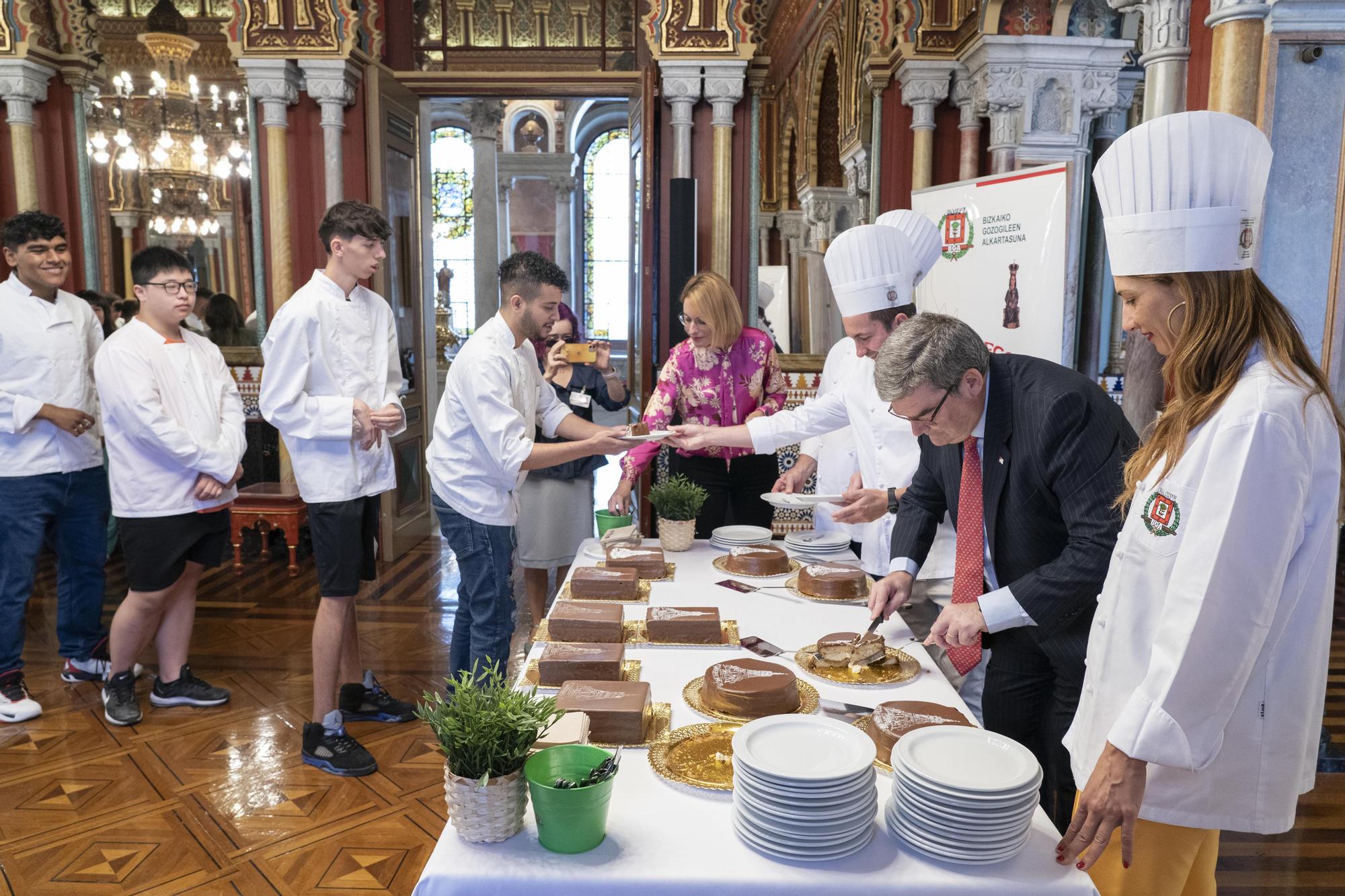 En imágenes: recepción del gremio de pasteleros de Bizkaia en el Ayuntamiento de Bilbao