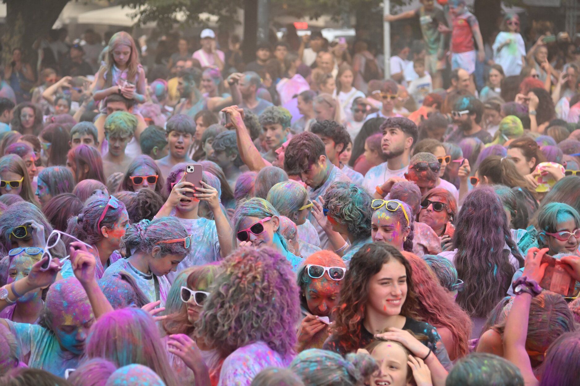 La Holi Fest empapa de color el Boulevard