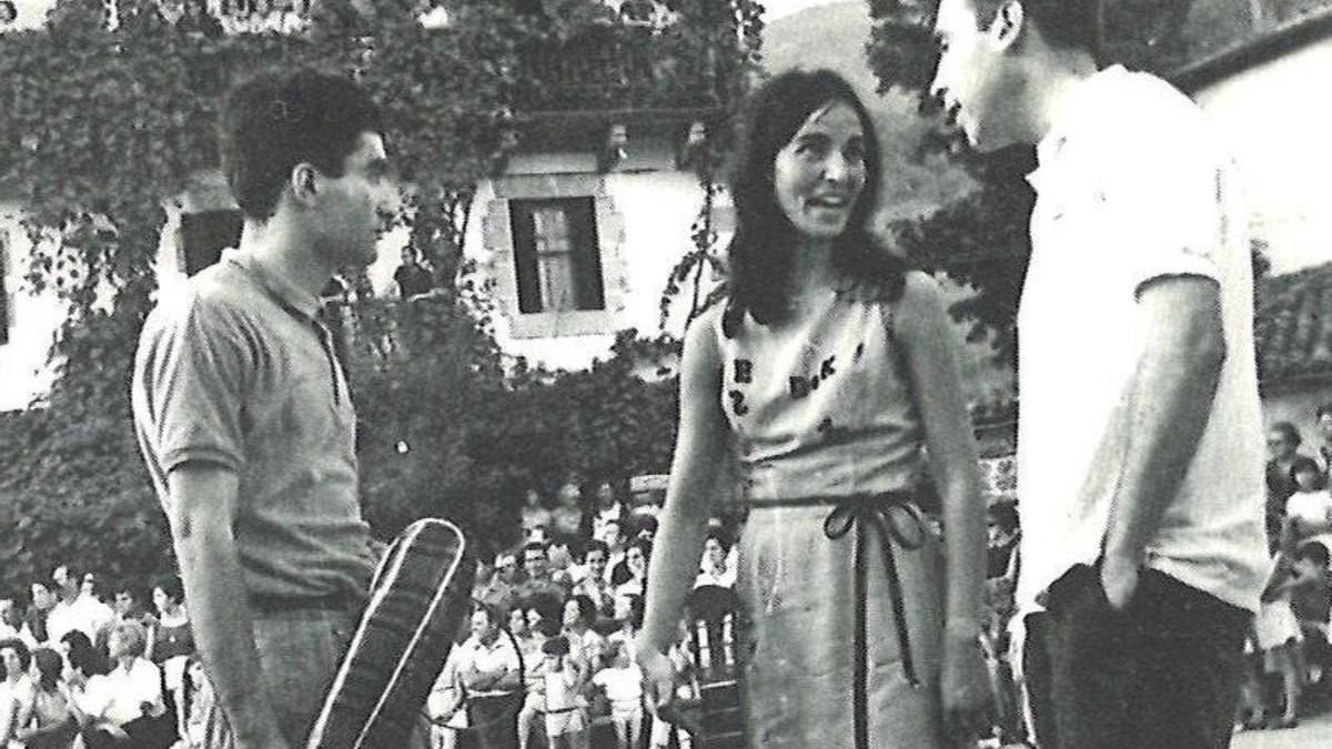 Lurdes Iriondo, junto a Xabier Lete y Mikel Laboa en la plaza de Bera en 1967.