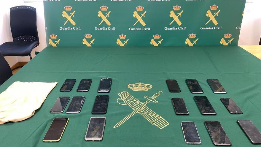 La Guardia Civil de Navarra detiene a una pareja por el hurto de 19 teléfonos móviles en San Fermín