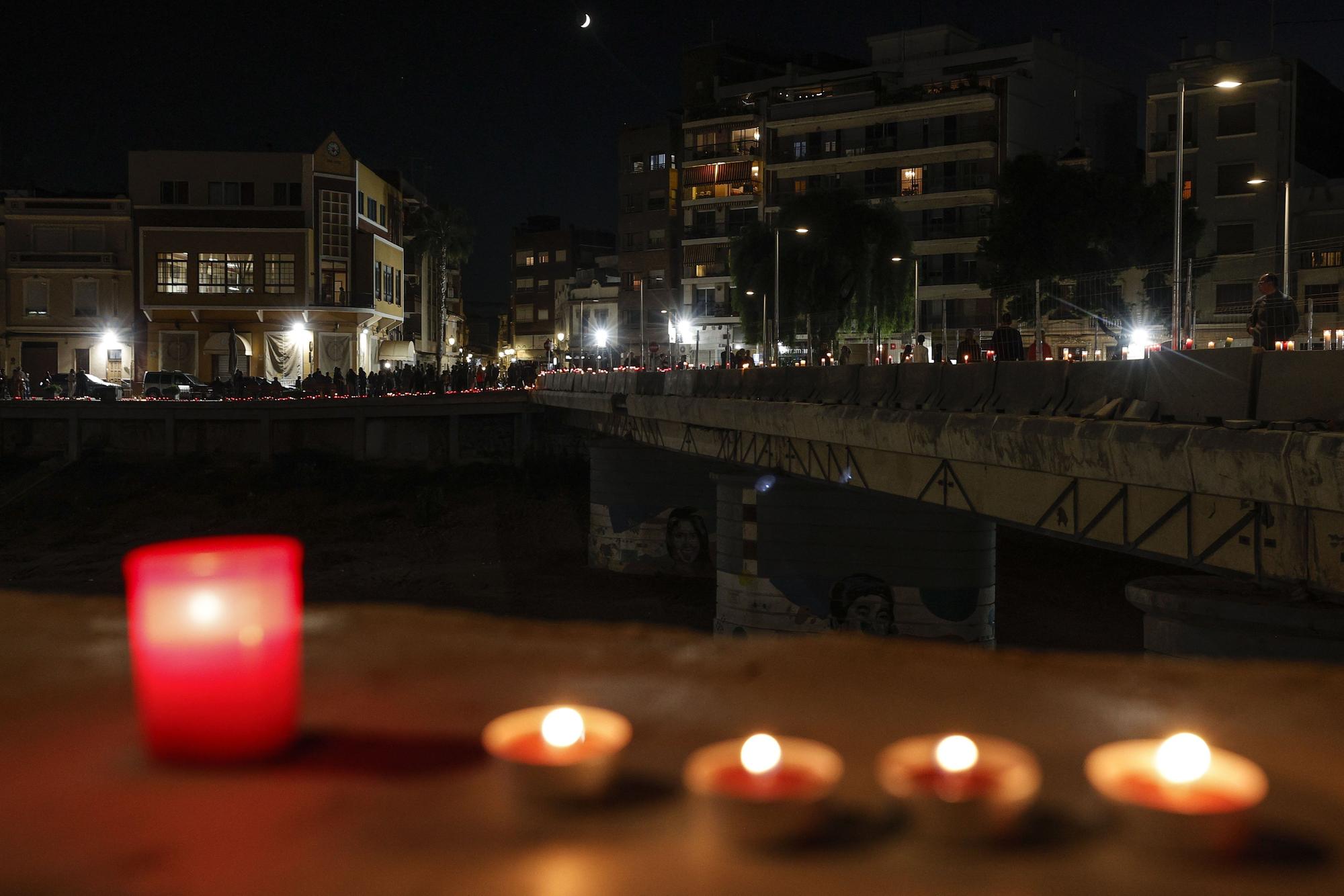 En imágenes: Decenas de velas en la rambla del Poyo homenajean a los fallecidos en la dana