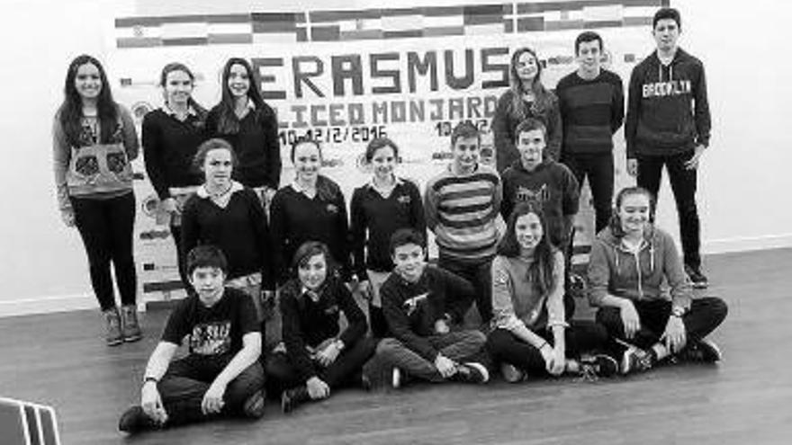 Estudiantes de Liceo Monjardín que participan en el proyecto.
