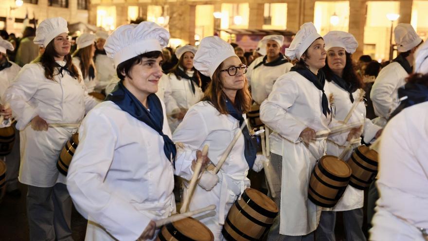 La tamborrada Kañoyetan desfila de madrugada por la Parte Vieja el Día de San Sebastián 2026