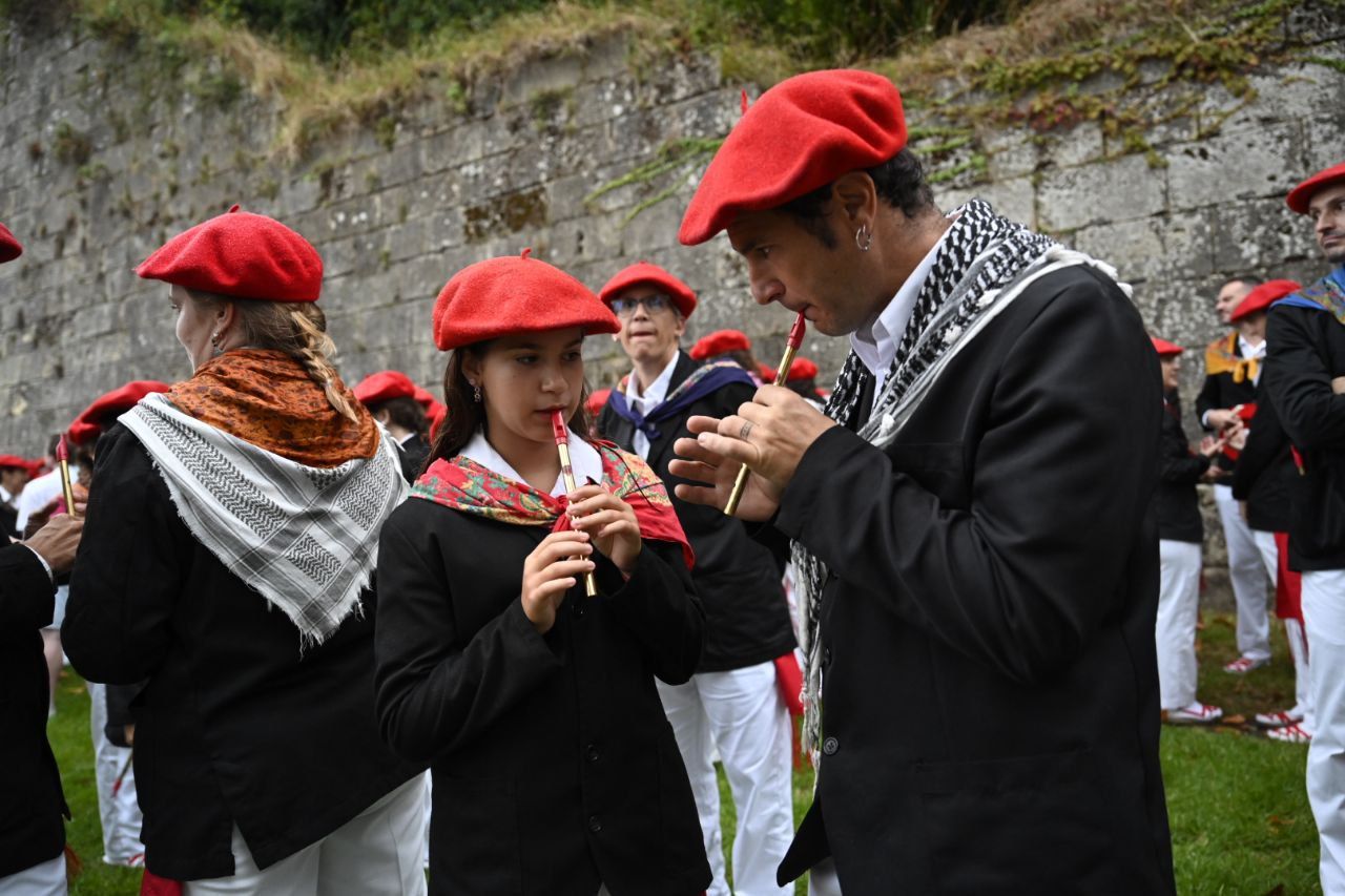 La compañía Jaizkibel desfila en Hondarribia