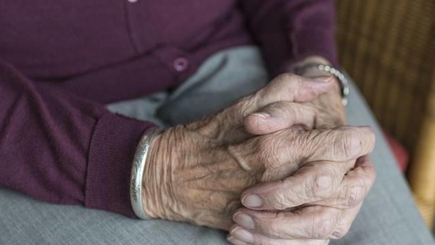 Se establece como requisito ser pensionista de jubilación o invalidez y tener 60 años cumplidos o ser pensionista de viudedad y tener 55 años cumplidos.