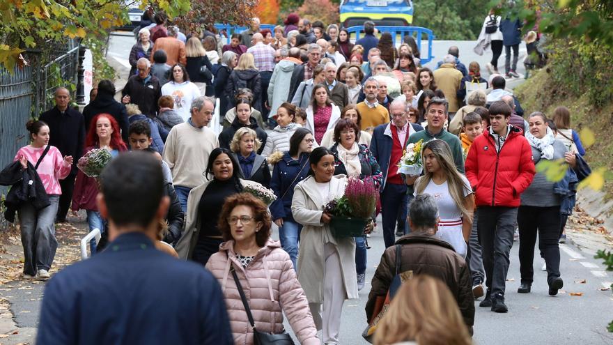 Miles de ciudadanos visitan a sus allegados en los cementerios de Navarra