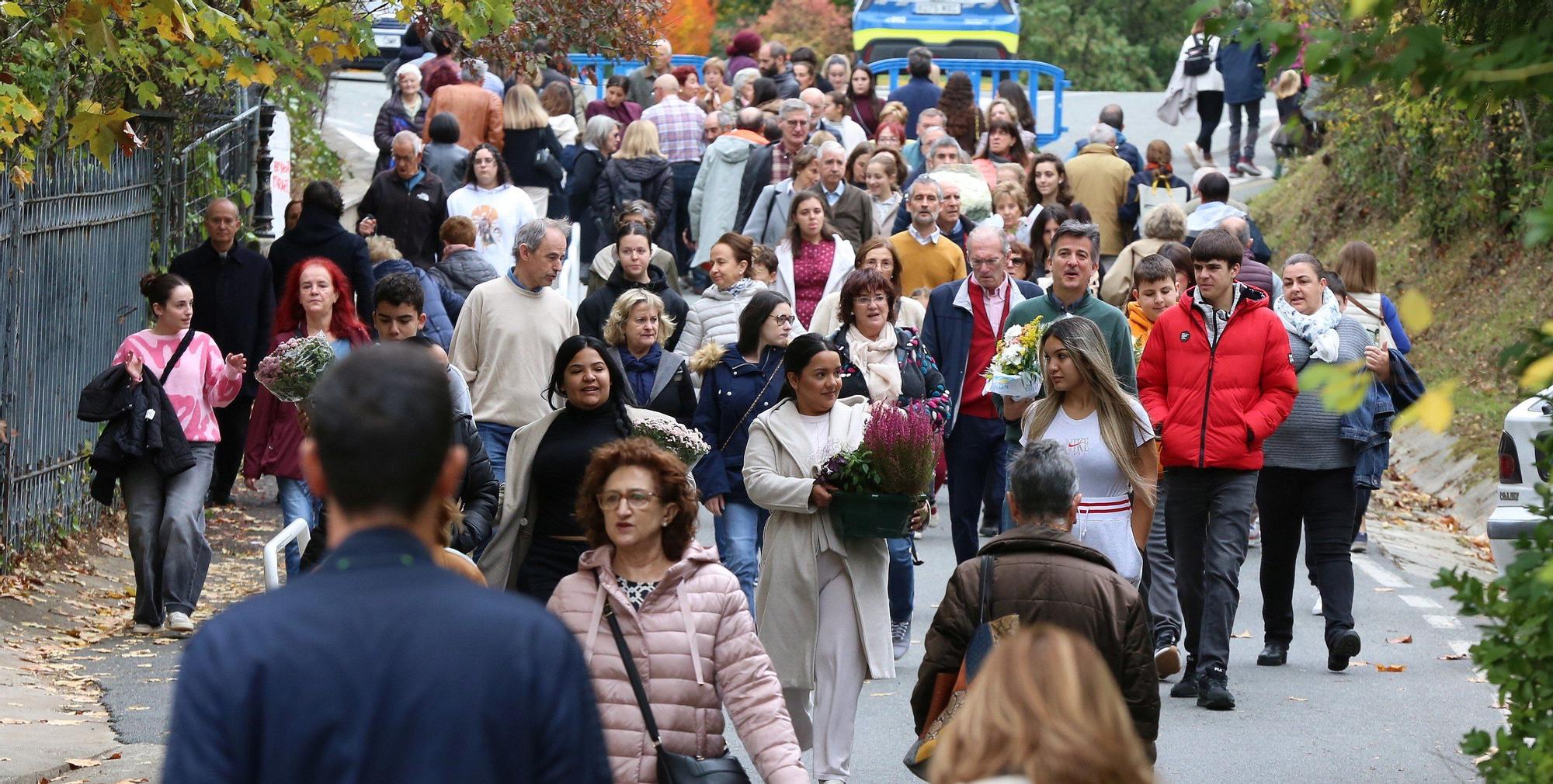 Miles de ciudadanos visitan a sus allegados en los cementerios de Navarra