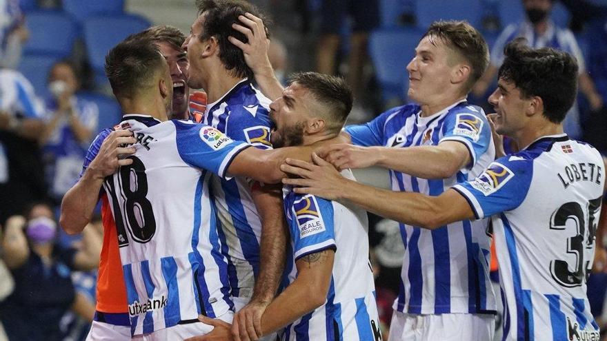 Los jugadores de la Real celebran el gol de Mikel Oyarzabal en el partido contra el Elche