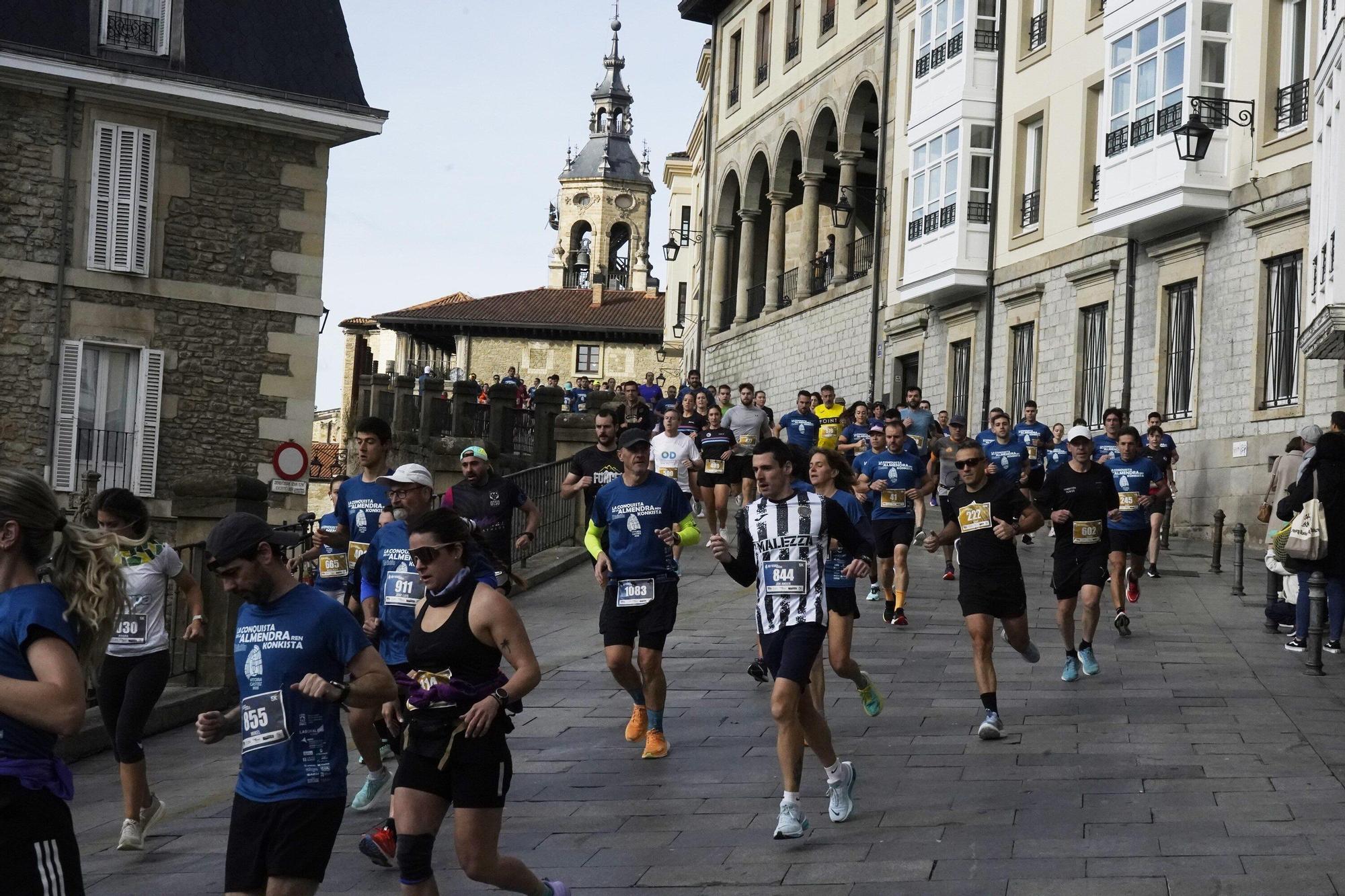 En imágenes: Miles de personas conquistan la Almendra de Gasteiz