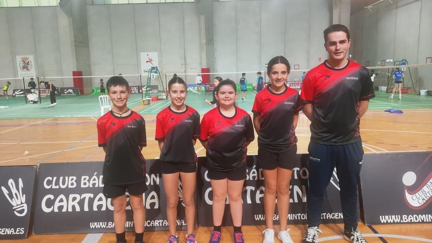 Las jóvenes promesas del Club Bádminton Estella brillan en Murcia
