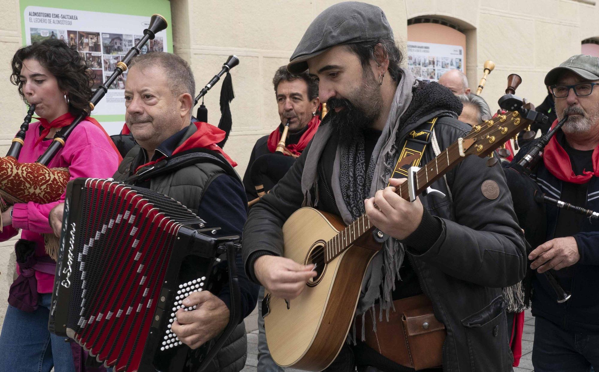 En imágenes: Kalejira por el centro de Vitoria del Aintzina Folk