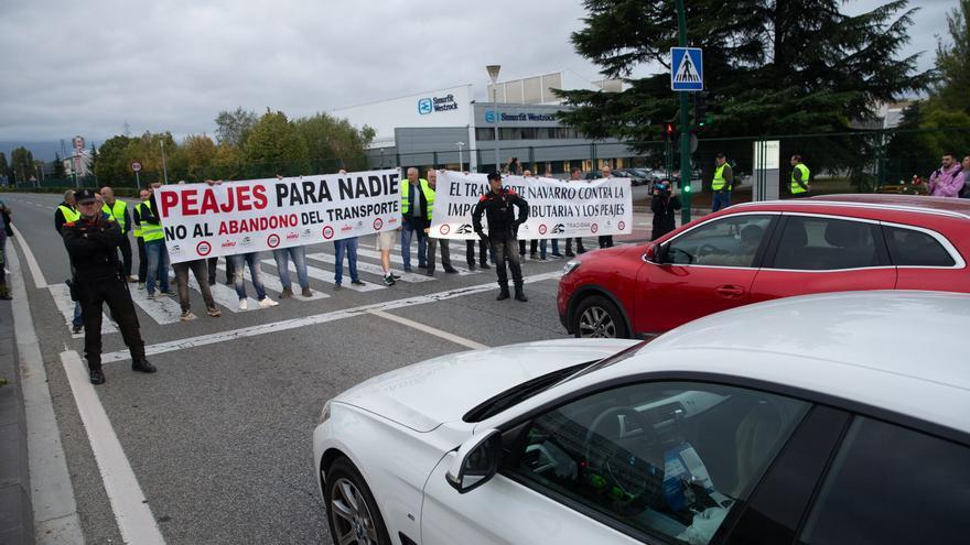 Corte de carretera simbólico de los transportistas navarros