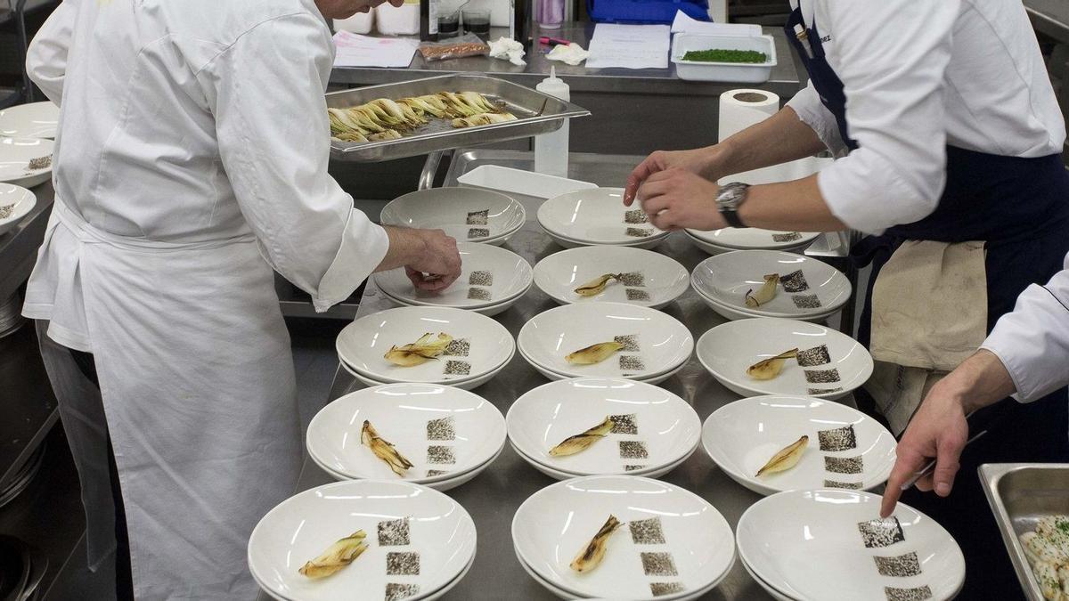 Cocineros en pleno trabajo para confeccionar un buen menú en Pamplona.