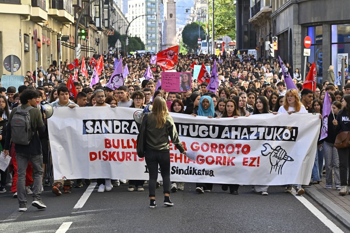 Estudiantes salen a la calle en Bilbao contra el 'bullying'