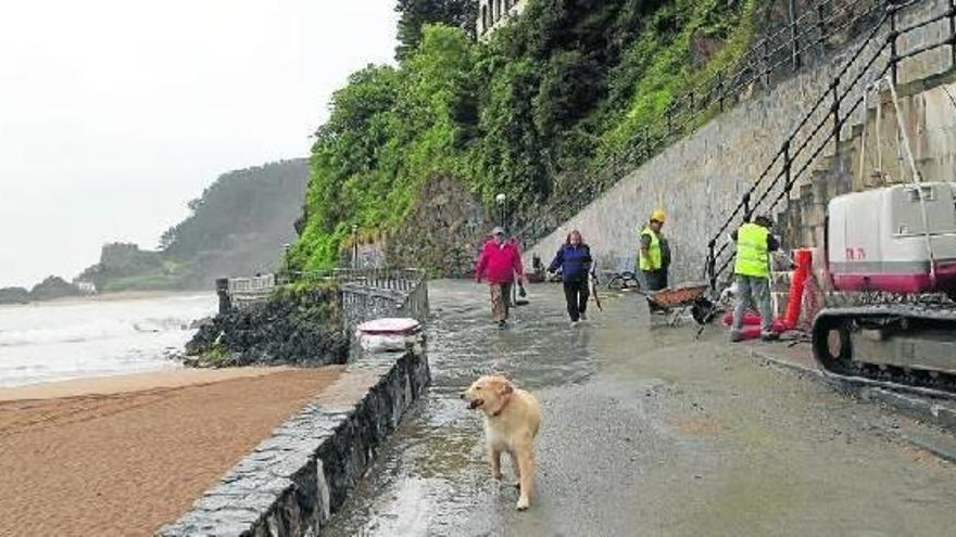 Los operarios se encuentran ultimando los detalles para completar la rehabilitación del camino, aunque ya está abierto.