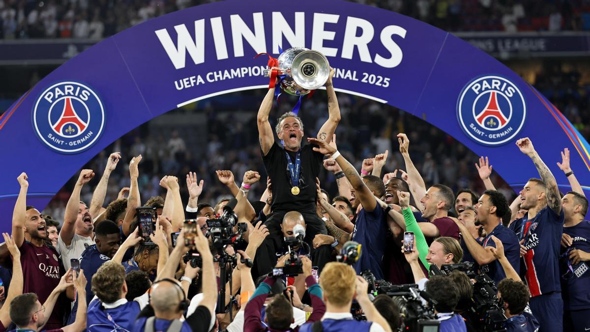Luis Enrique levanta el trofeo de la Champions League con el PSG.
