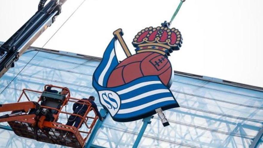 El escudo de la Real ya luce en Anoeta